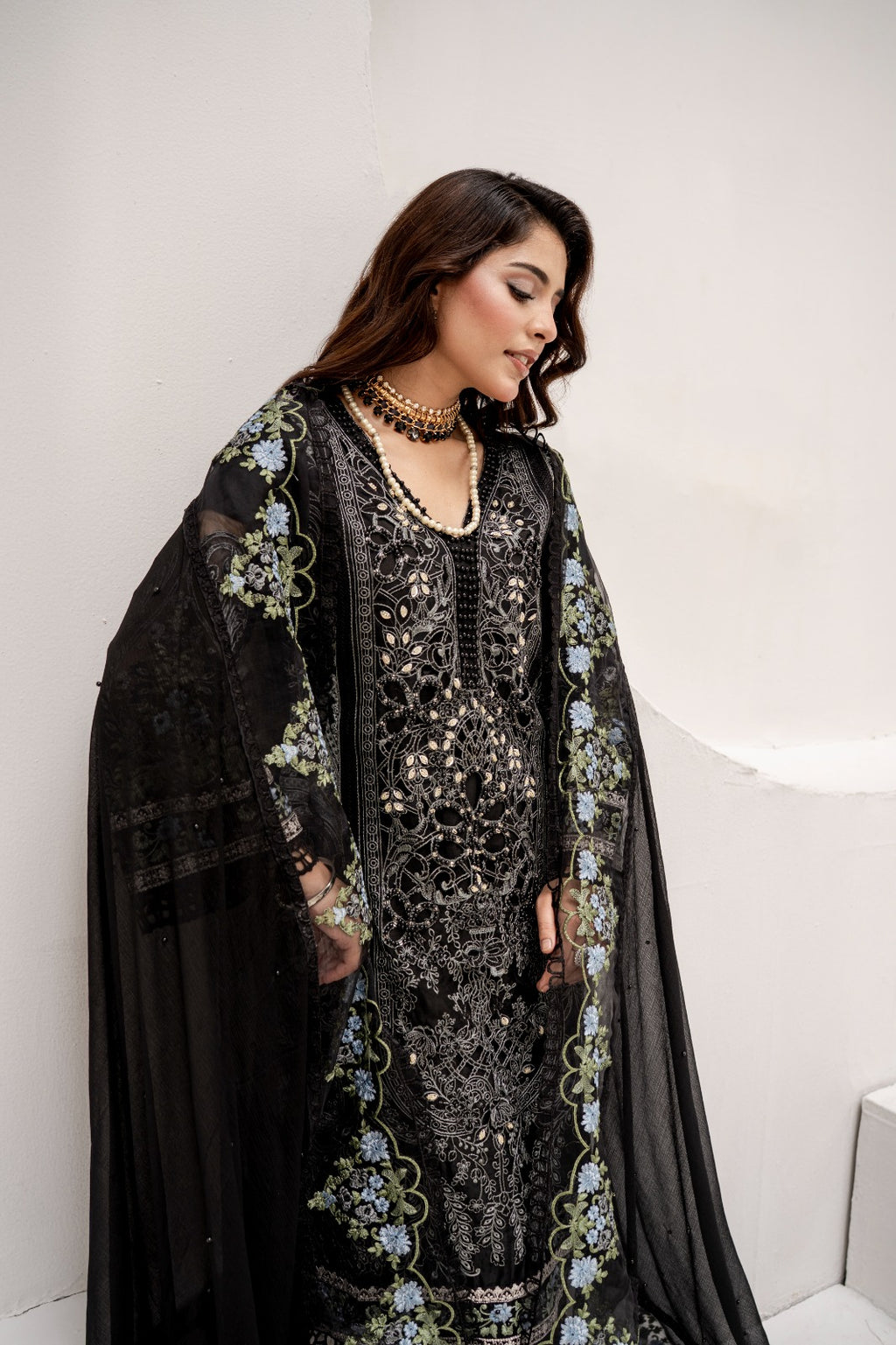 DIVANI Midnight Charm