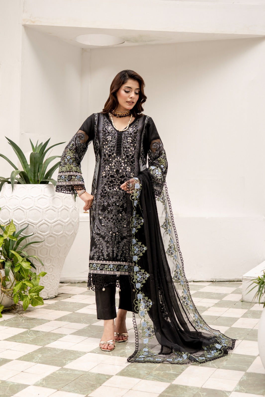 DIVANI Midnight Charm