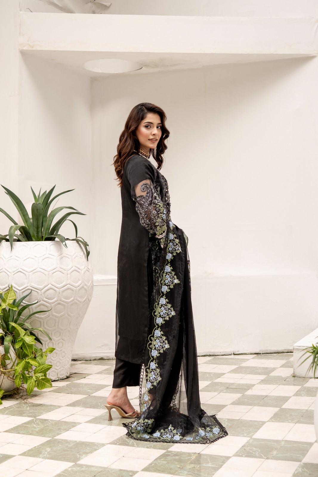 DIVANI Midnight Charm