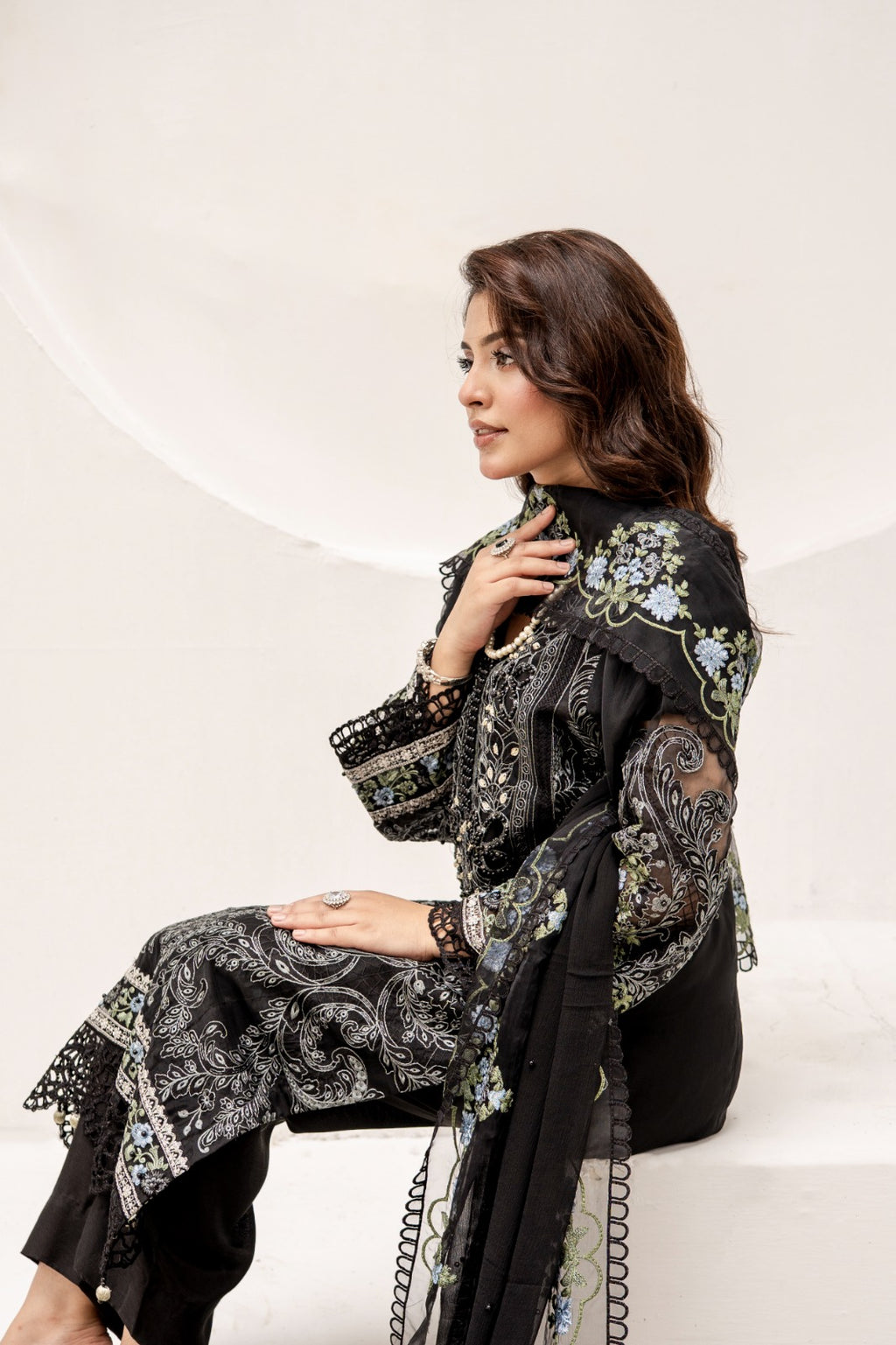 DIVANI Midnight Charm