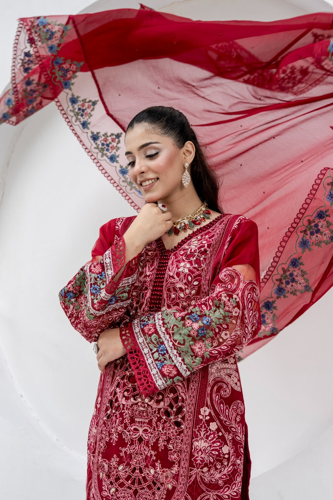 DIVANI Crimson Bloom