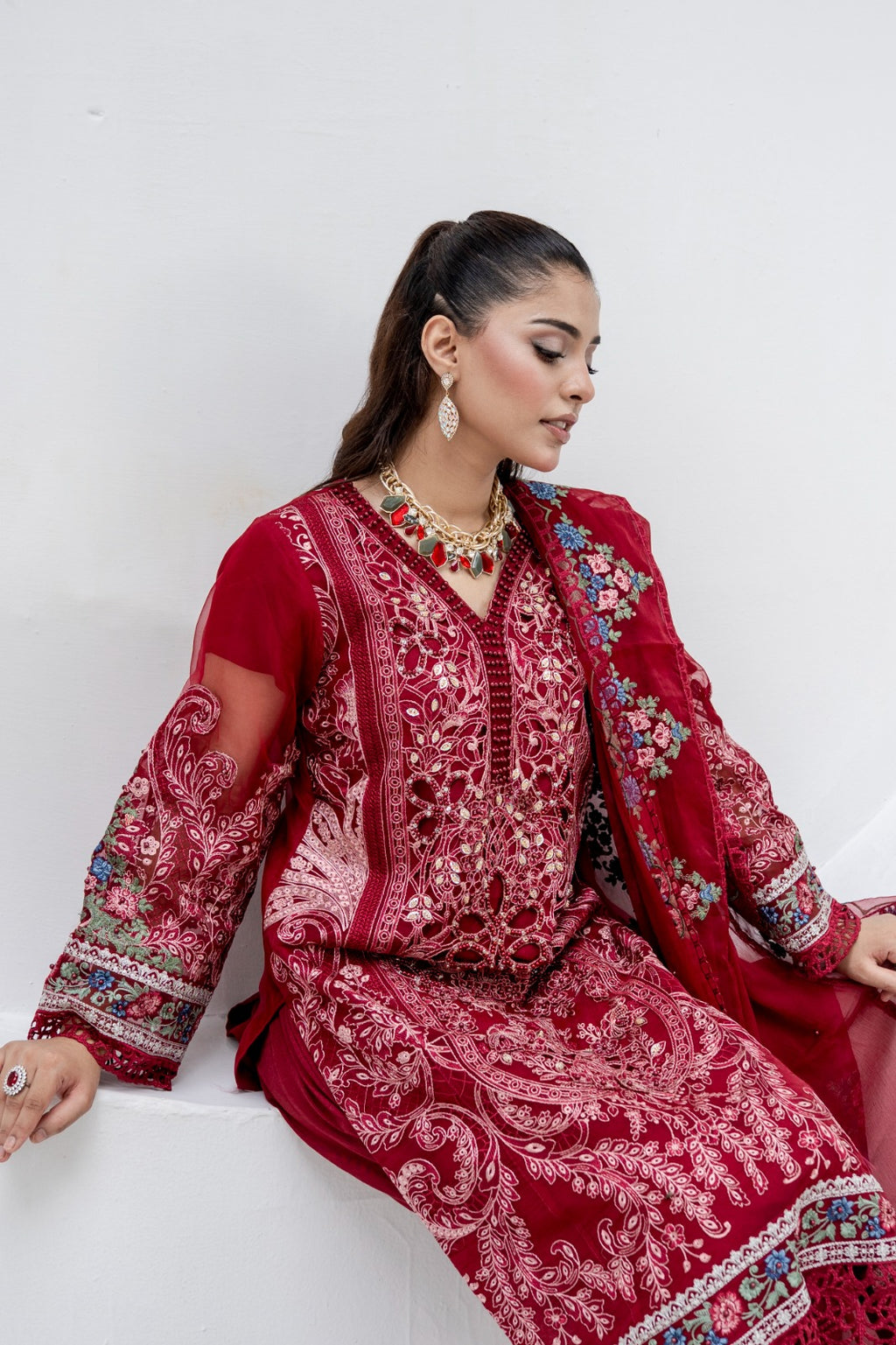 DIVANI Crimson Bloom