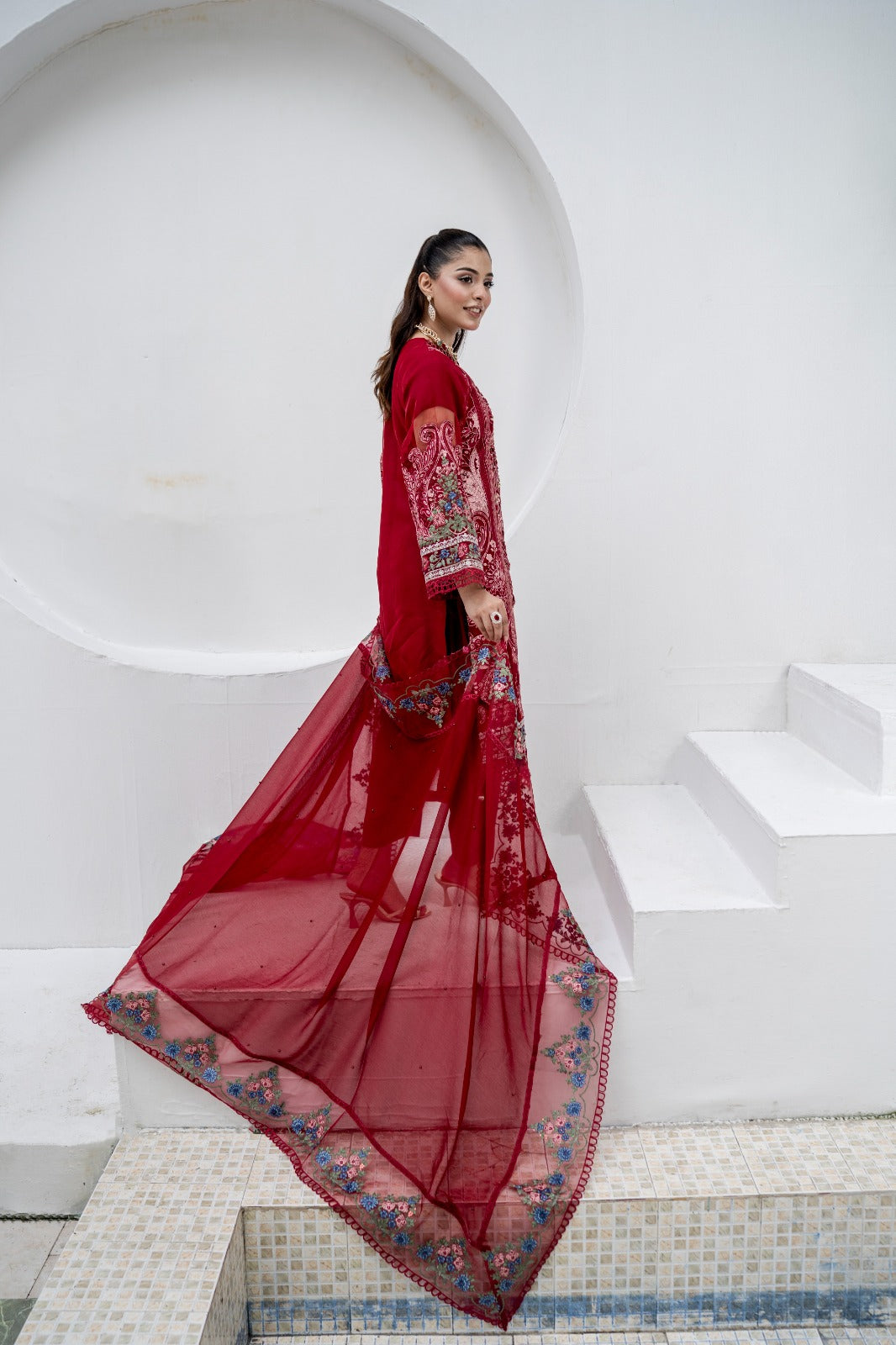 DIVANI Crimson Bloom